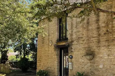 Image de Quirky and cosy canal-side cottage in the Oxfordshire countryside.