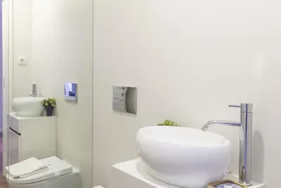 Image de Modern 2 Bedroom apartment, free parking!