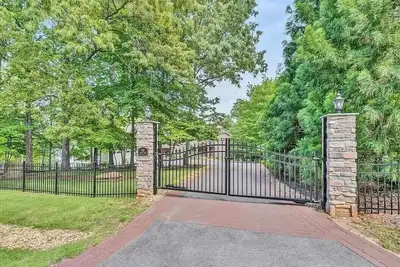 Image de Lake Estate!