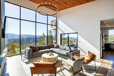 Image de 3 Pines Lodges: Luxury, Mountain View, & Hot Tub!