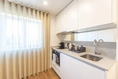 Image de Deluxe & Stylish Designer Apt w/ Windows to Garden