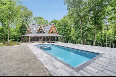 Image de Luxury Chalet in the Woods w/ Pool & Hot Tub, Near Wasaga Beach & Blue Mountain!