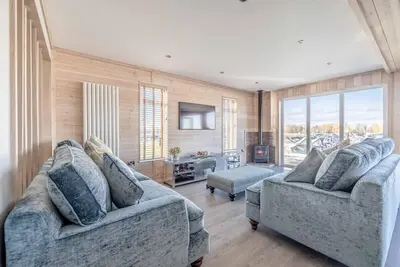 Image de Stylish Lodge At Windsor Racecourse Marina