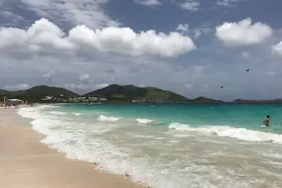 Image de Beautiful 3 Br Condo w/ oceanfront view, pool bar and beach