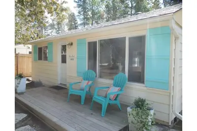 Image de Renovated 3 Bedroom vacation cottage! 2 minute walk to the Beach! SummerBreeze