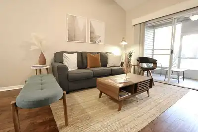 Nomad Retreat 🧿 King Bed Boutique Condo w Garage