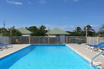 Image de Gites indépendant situé en Face de la piscine dans un beau jardin.