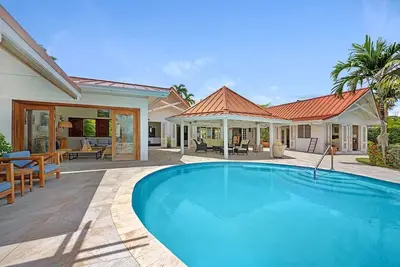 Image de Sunspot in Runaway Bay by Personal Villas - Beachfront Bliss! Private Pool