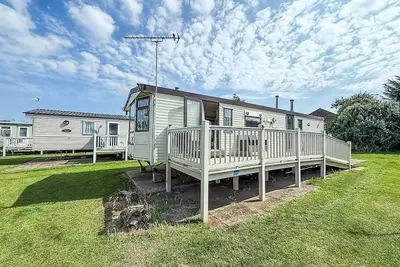 Superb caravan with decking close to Hunstanton beach in Norfolk ref 23060s
