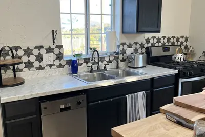 Image de Rural farmhouse minutes from Caballo Lake!