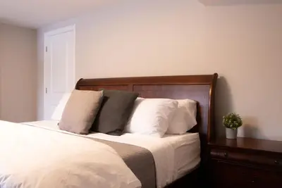 Image de Country Oasis - King Bed w/Tempur-Pedic matress.