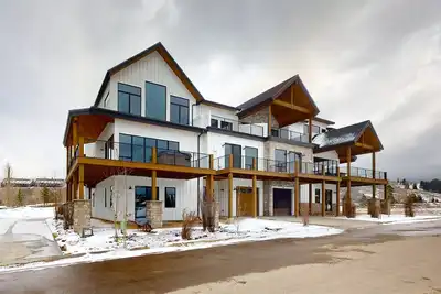 Image de New 3-story mountain-view home with private hot tub, fireplace, deck, & W/D