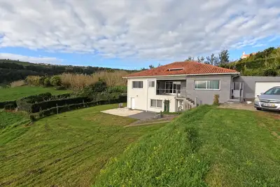 Image de ApartamentopraiadoAlmoxarife has a peaceful view over the fields and the ocean.