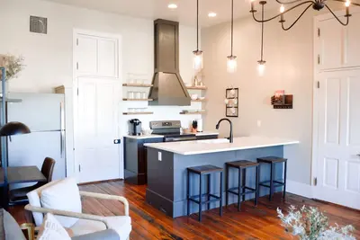 Image de Modern, Historic Downtown Loft
