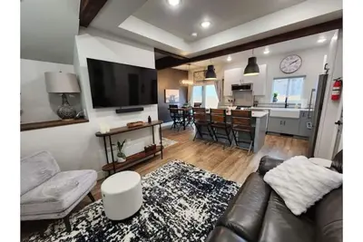 Image de Style and comfort in Helena! Easy access to any part of Helena. No cleaning fees