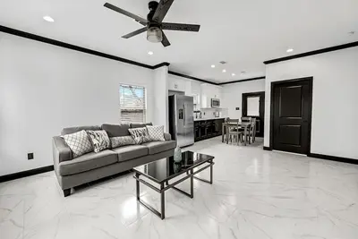 Image de Nrg Stadium/Med Center Area New Build In Quaint Tree Lined Historc Neighborhood