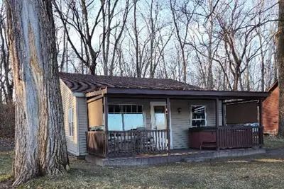 Image de Riverfront Cottage with Hot Tub, Kayaks, Canoes, & Fishing Boats!