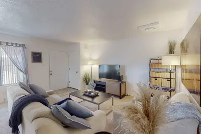 Image de Cute and Comfy in the Ne Heights!