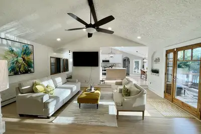 Image de Private, Peaceful & Exquisite Lake Front Property w Expansive Heated Pool