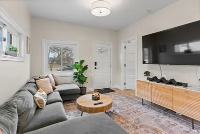 Image de Stylish Mtn. Haus Hq: Hot Tub+Air Hockey & Near Light Rail