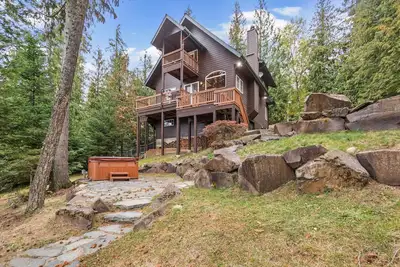 Image de Riverfront home with mountain view, hot tub, deck, WiFi, W/D, & fireplace