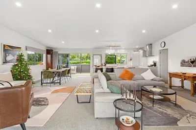 Image de Coastal paradise 5 minutes drive from  town. Modern roomy close to surf beaches