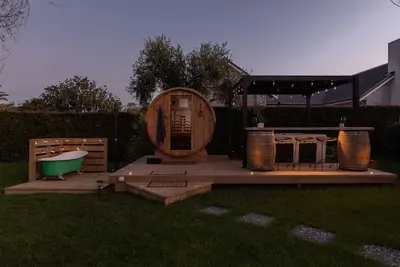 Image de Gorgeous House with Sauna + Hot Tub + Sleepout at Omaha Estuary