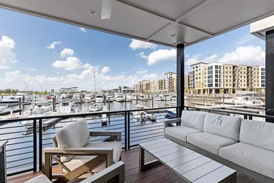 Hideaway at The Cove - Luxury Floating Villa in Downtown Wilmington