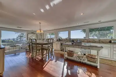 Image de Picturesque Panoramic Vineyard Views From Home and Hot Tub, Pet Friendly, Private, Fire-Pit, Bbq