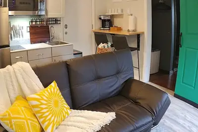 Image de Modern Pet-Friendly Suite near Glacier, Grocery & Trails w/ Yard Access