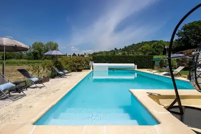 Image de Charmante maison Ă Gargas avec piscine, La Verdure