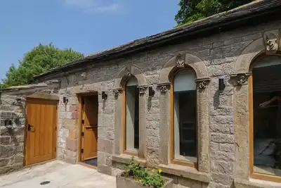 Woodbine Retreat, character holiday cottage, with a garden in Buxton