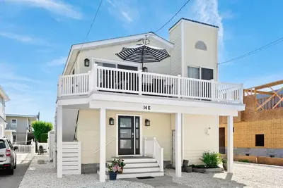 Image de Impressive 4 bedroom 2 bath townhome has been completely renovated