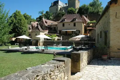 Image de time for a break-The little house in the center of the village with a view of the castle