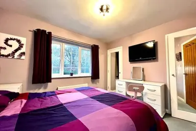 Image de No. 10 in Epsom (5 bed house) close to common & Horton Park
