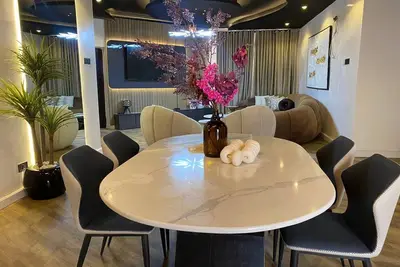 Image de Luxurious & Elegant 3 Bedroom Apartment with Ps5