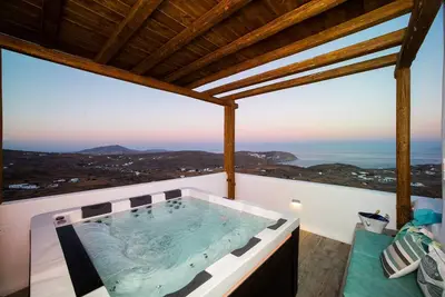 Image de Maison de vacances 'Aris Sky Suite Private Mini Poolspa' avec vue sur la mer et Wi-Fi
