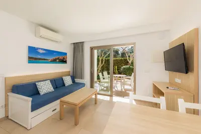 Image de Appartement 'Apartamento Aquamarina 1' avec piscine partagée, Wi-Fi et climatisation.