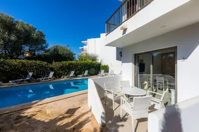 Image de Appartement 'Aquamarina 3' avec piscine partagée, Wi-Fi et climatisation.