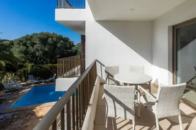 Image de Appartement 'Aquamarina 6' avec piscine partagée, Wi-Fi et climatisation.