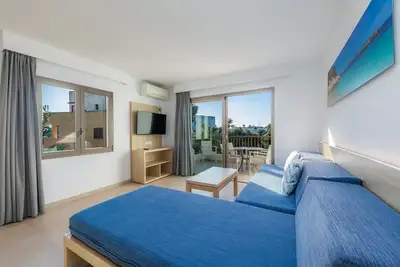 Image de Appartement 'Aquamarina 7' avec piscine partagée, Wi-Fi et climatisation.