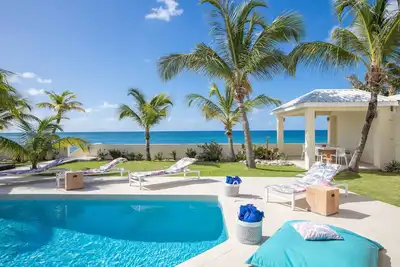 Image de Beach Secrets 4br in Beacon Hill by Personal Villas - Modern Oceanfront Villa