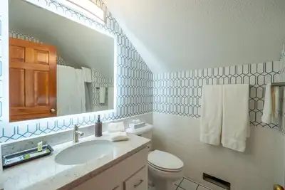 Image de Fully Renovated Condo - Sleeps 9!