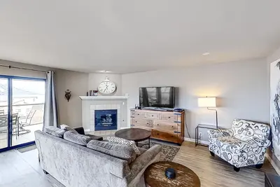 Image de Exquisite lakefront condo with 5 pools, hot tub, tennis, fireplace & W/D