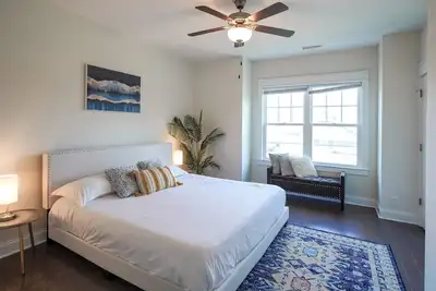 Image de New Family Friendly Manor | Sleeps 14 | Parking