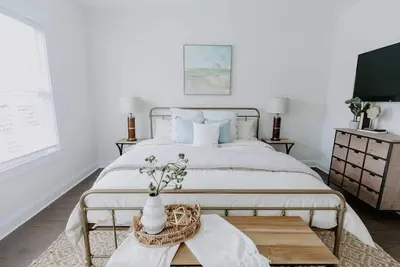 Image de New Family Friendly Maple Mansion | Sleeps 28