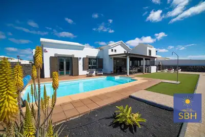 Image de Spacious 2 bed property with Pool, Hot tub and Air conditioning