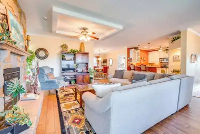 Image de Equestrian Estate w/ Over 100 Mi Horse Trails