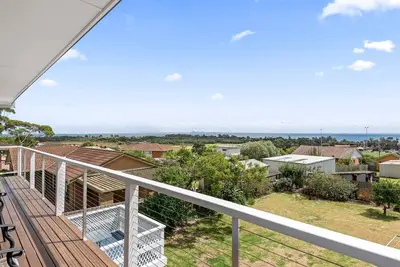 Image de Margarets Vista - double storey home boasting breathtaking views.