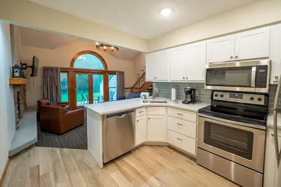 Image de Fully Renovated Condo - Sleeps 9!